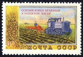 Agriculture Development - Tractor plowing field (esimerkkikuva)