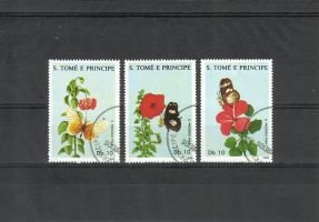 Kukkia ja perhosia (esimerkkikuva)