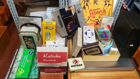 Laatikollinen erilaisia vanhoja pakkauksia